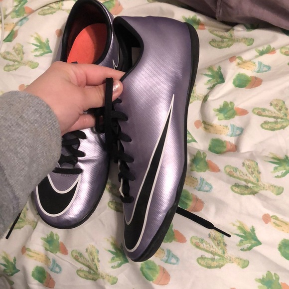 Indoor soccer shoes - Picture 2 of 4